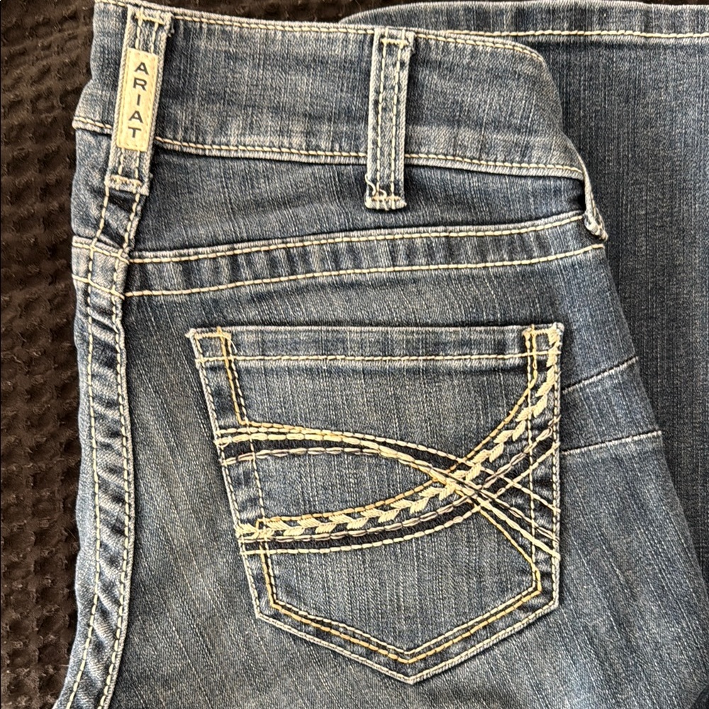 Ariat Blue Jeans with Subtle Fading and Decorative Stitching